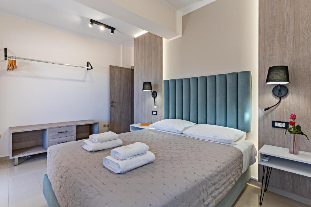 A bed or beds in a room at Villa Aretousa 2