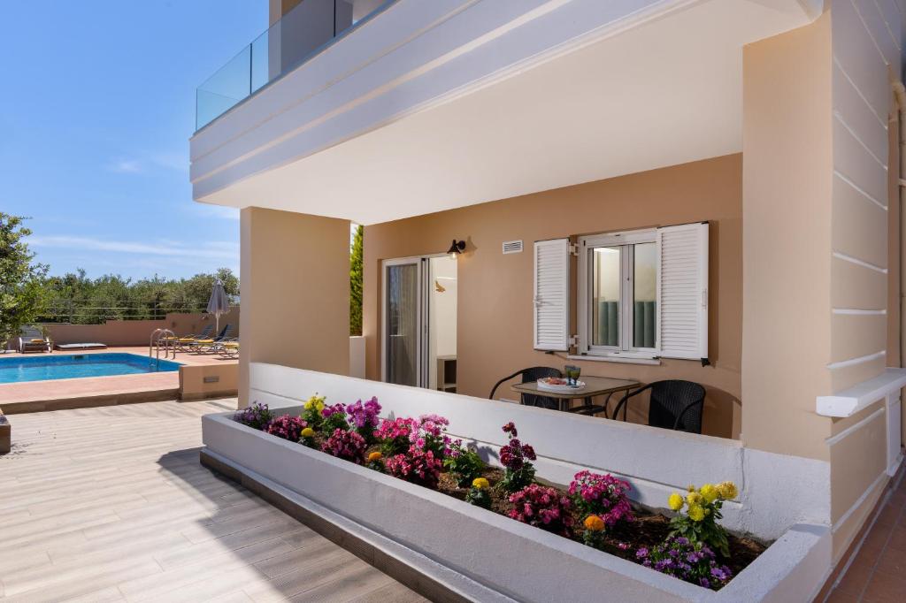 The swimming pool at or close to Villa Aretousa 2