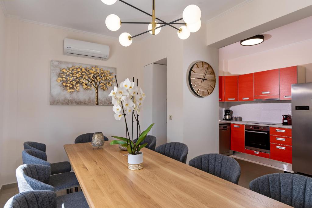 A kitchen or kitchenette at Villa Aretousa 2