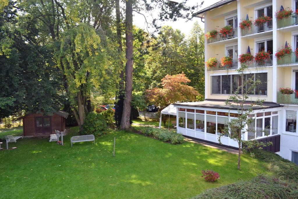 バート・ヴェーリスホーフェンにあるKneipp-Bund Hotel Bad Wörishofenの植物の植えられた建物の前庭