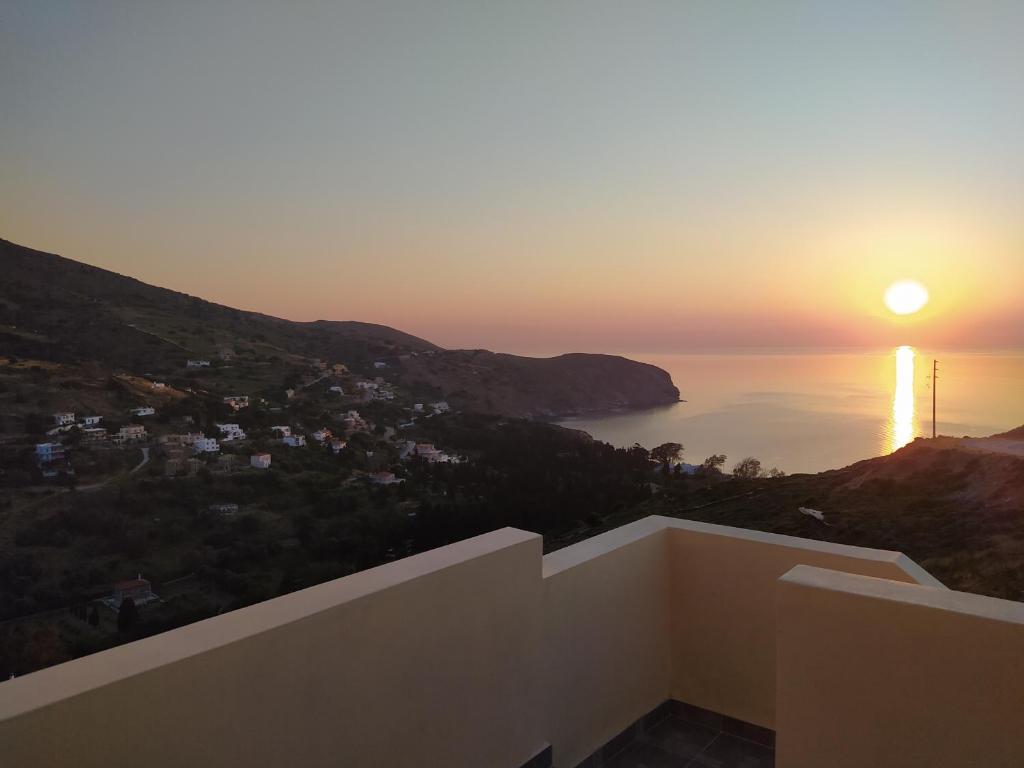 アンドロスにあるΠλατανακι 2 Seaview Apartmentの家から夕日を眺めることができます。