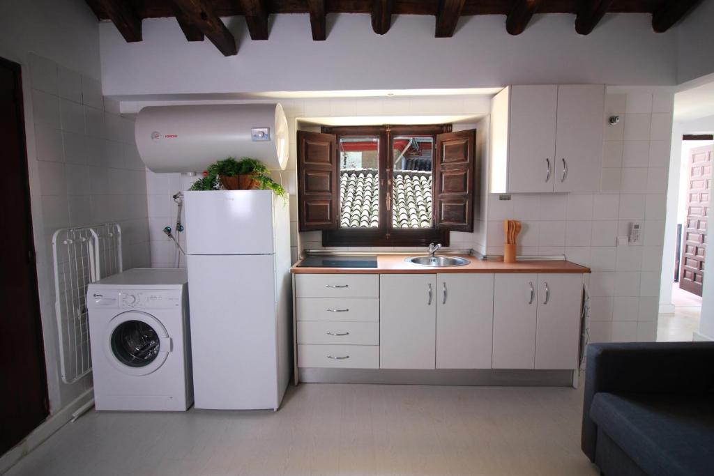 Kuchyň nebo kuchyňský kout v ubytování Zahira Suites