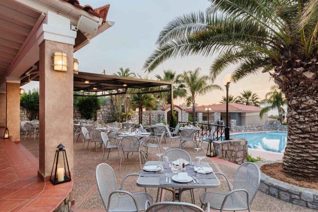 Bazén v ubytování Akti Taygetos - Conference Resort nebo v jeho okolí