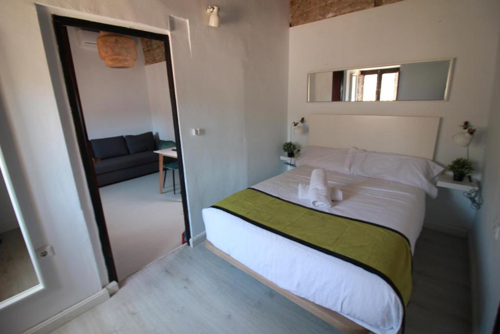Postel nebo postele na pokoji v ubytování Zahira Suites
