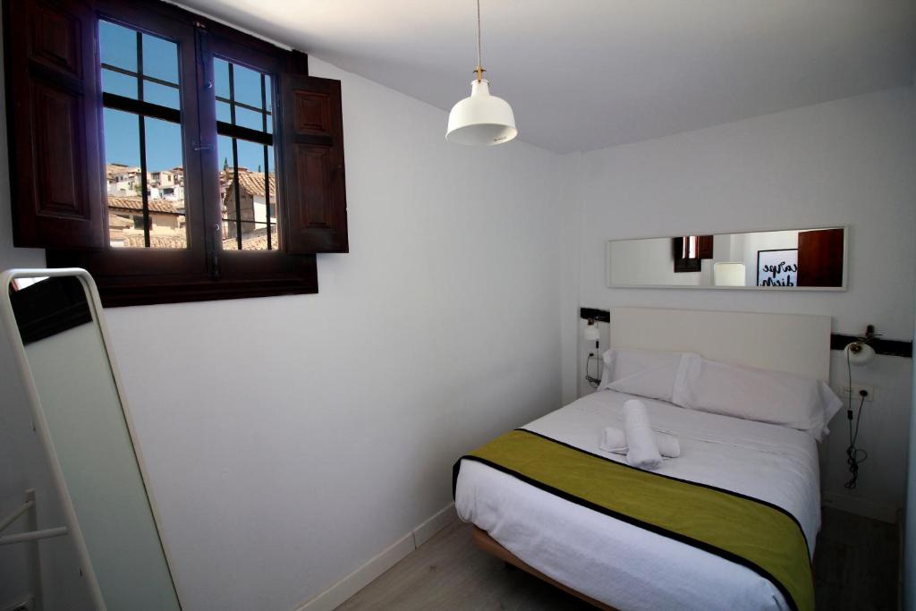 Postel nebo postele na pokoji v ubytování Zahira Suites