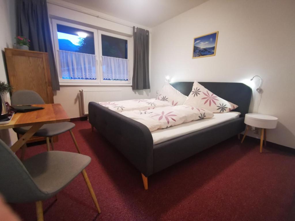 Rúm í herbergi á Pension Bergfried