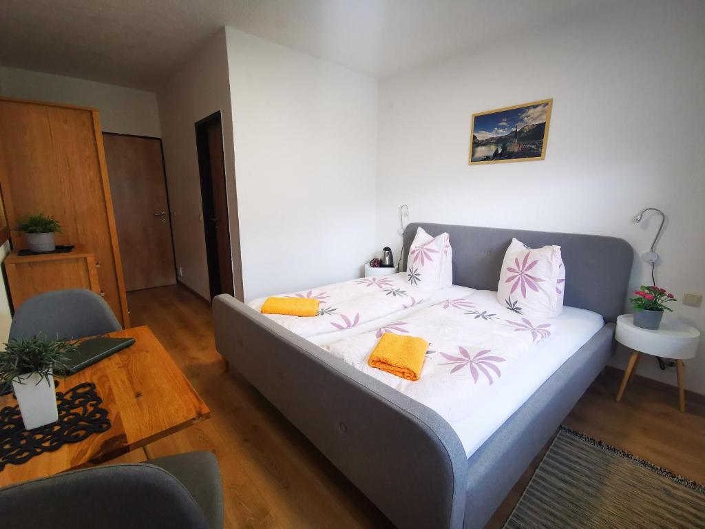 Rúm í herbergi á Pension Bergfried