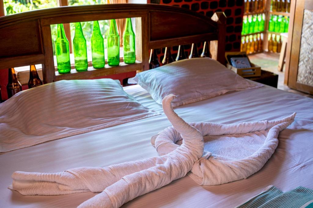 Postel nebo postele na pokoji v ubytování Palm Grove Eco Resort