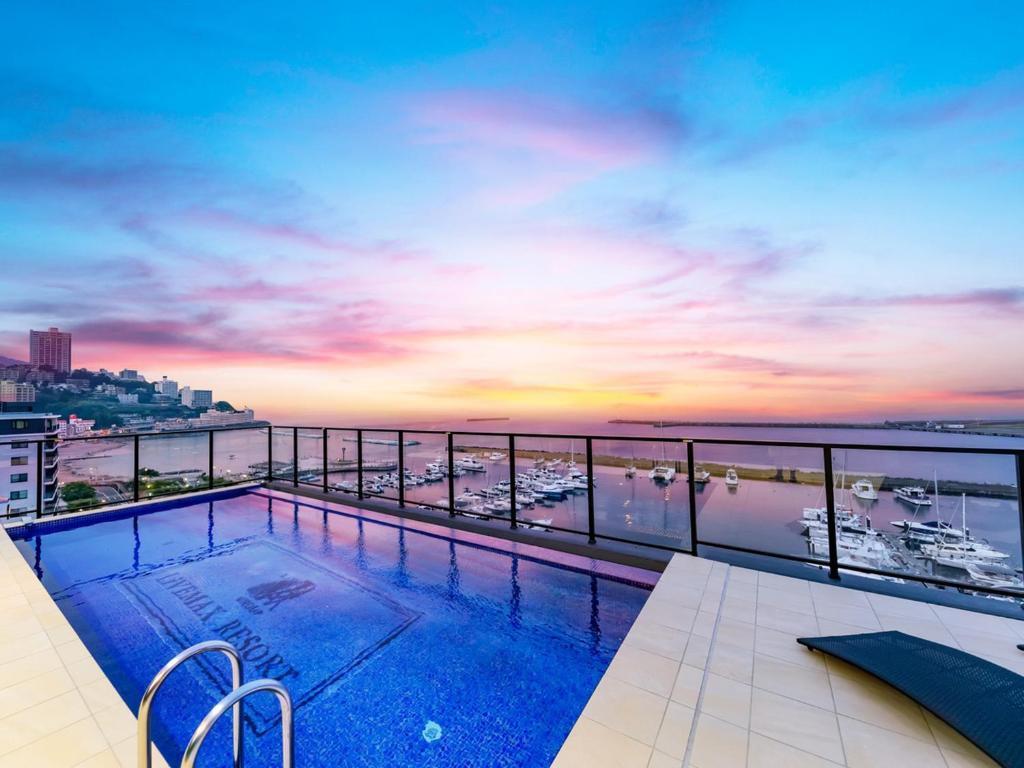 Bazén v ubytování LiVEMAX RESORT Atami OCEAN nebo v jeho okolí