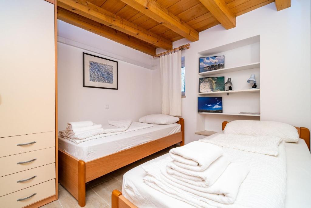 2 camas individuales en una habitación con espejo en Apartment Ribambit, en Dubrovnik