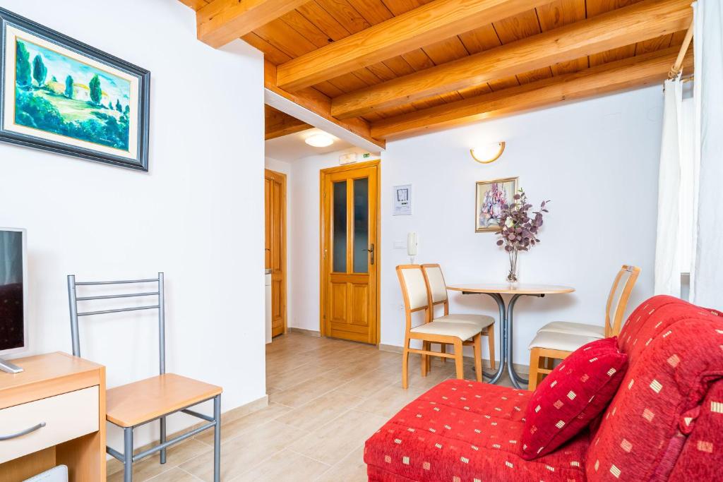 Televízia a/alebo spoločenská miestnosť v ubytovaní Apartment Ribambit