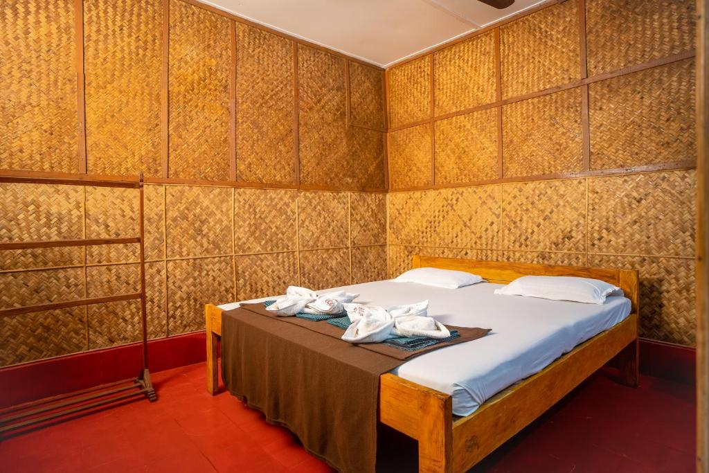 Postel nebo postele na pokoji v ubytování Palm Grove Eco Resort