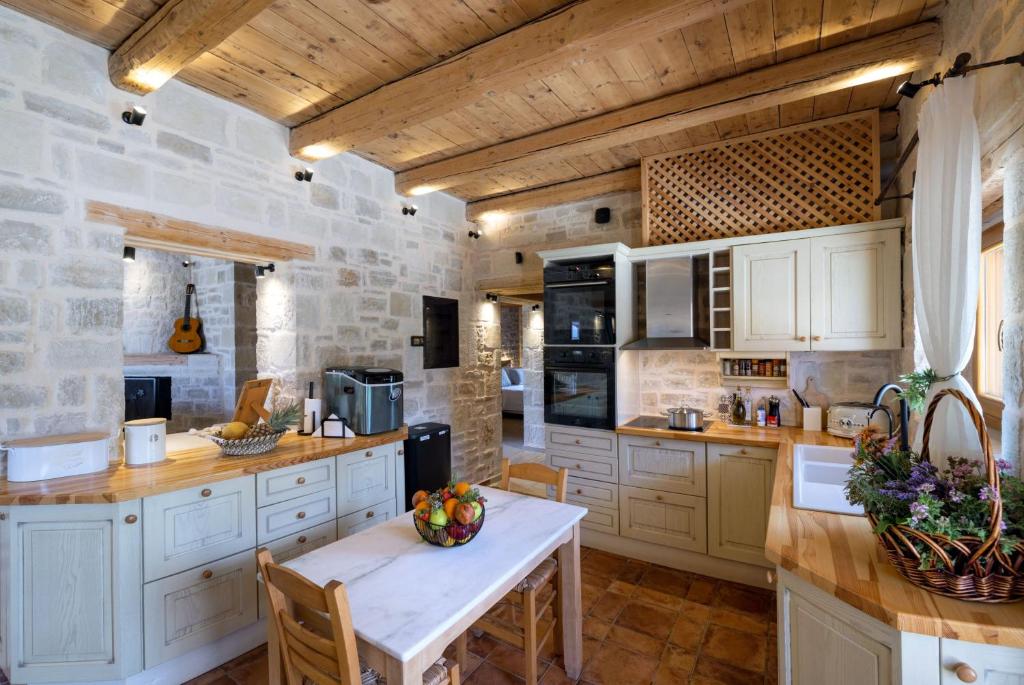 Kuchyň nebo kuchyňský kout v ubytování Villa Rodanthi