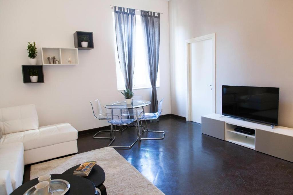 Televízia a/alebo spoločenská miestnosť v ubytovaní Navona Design Apartment Casa e Appartamento per Vacanze
