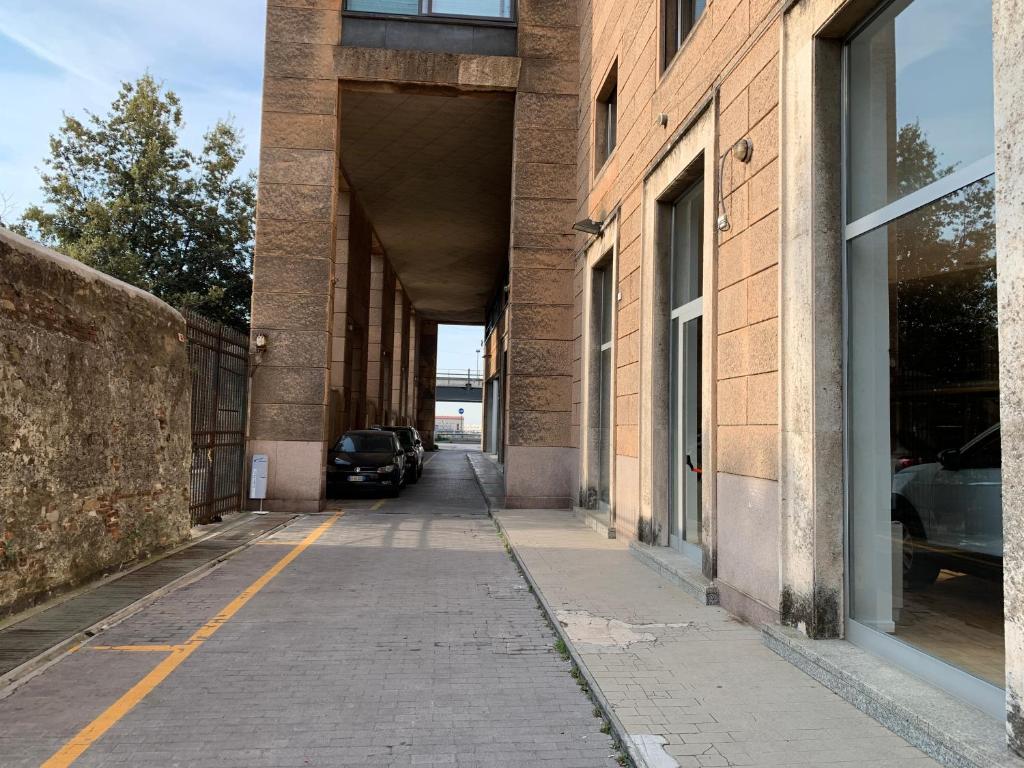 une allée vide avec des voitures garées dans un bâtiment dans l'établissement House Marittima by Holiday World, à Gênes