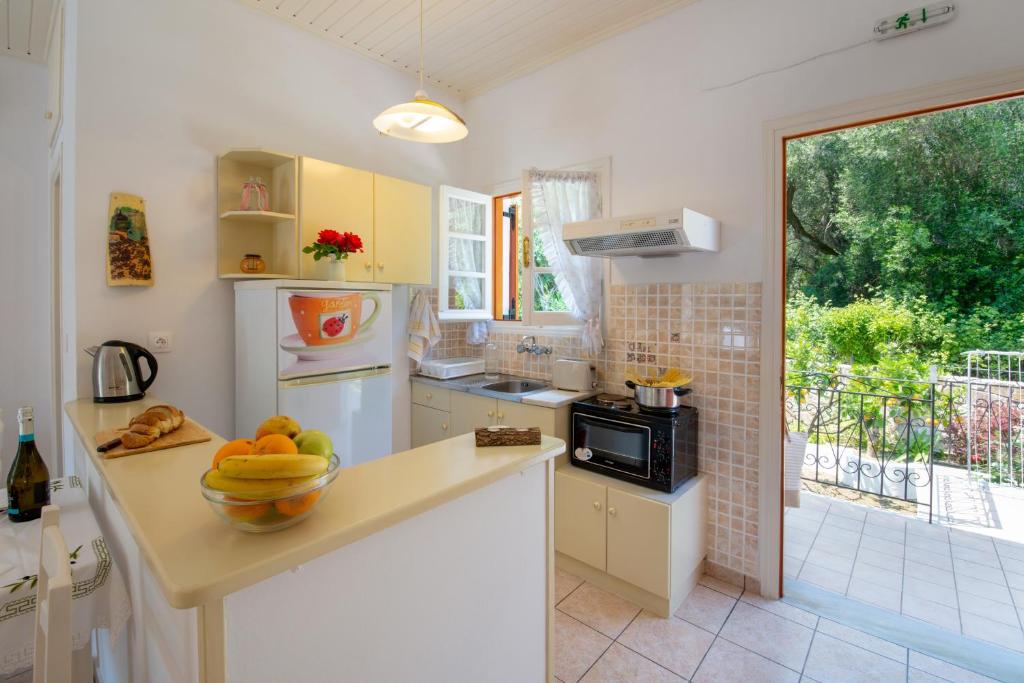 Kuchyň nebo kuchyňský kout v ubytování LIvadi Studios with Pool