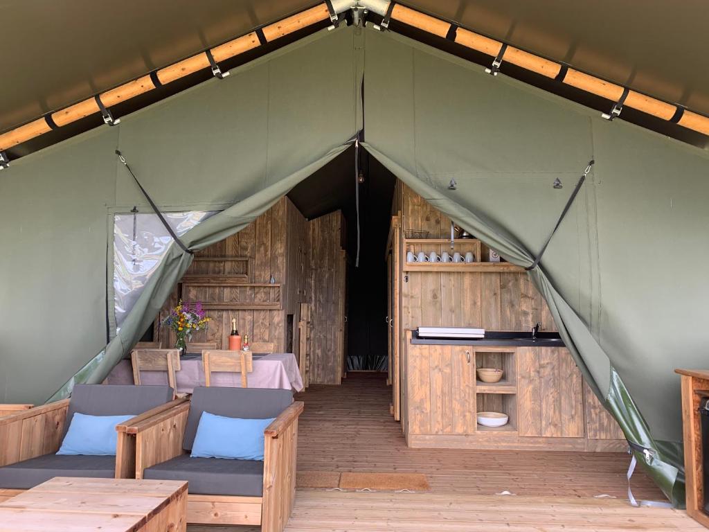 Mynd úr myndasafni af Safari tent lodges with a beautiful view at Lot Sous Toile í Montamel