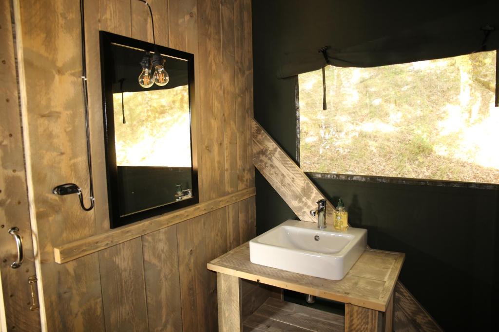 Mynd úr myndasafni af Safari tent lodges with a beautiful view at Lot Sous Toile í Montamel