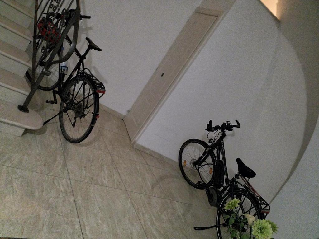 2 fietsen staan in een kamer bij Il Nuovo in San Severo