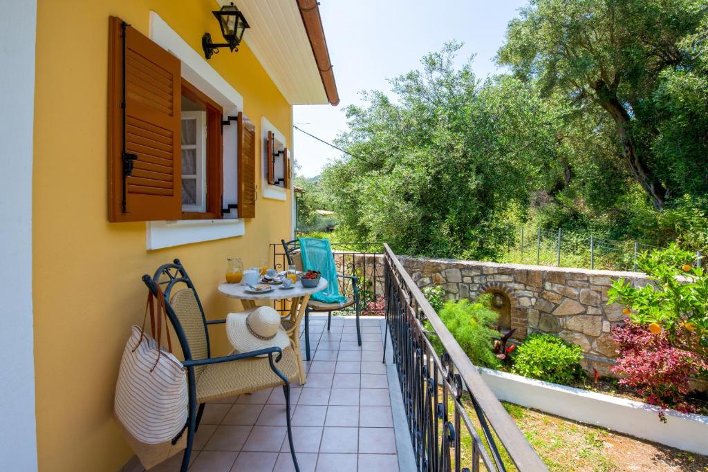 Balkón nebo terasa v ubytování LIvadi Studios with Pool