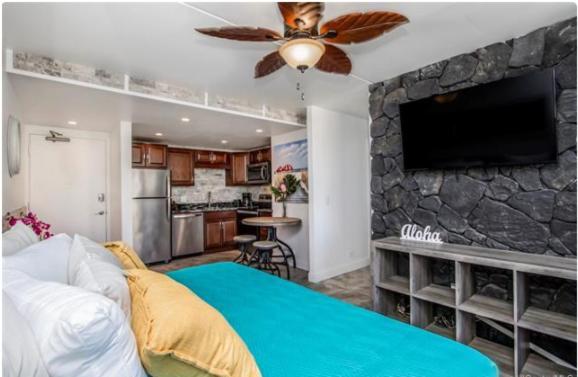 Aloha Vacations - Deluxe Queen Suite