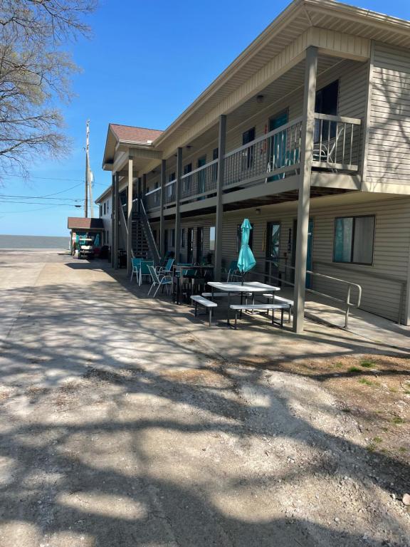 ein Gebäude mit einem Tisch und Bänken davor in der Unterkunft Lake Point Motel in Marblehead