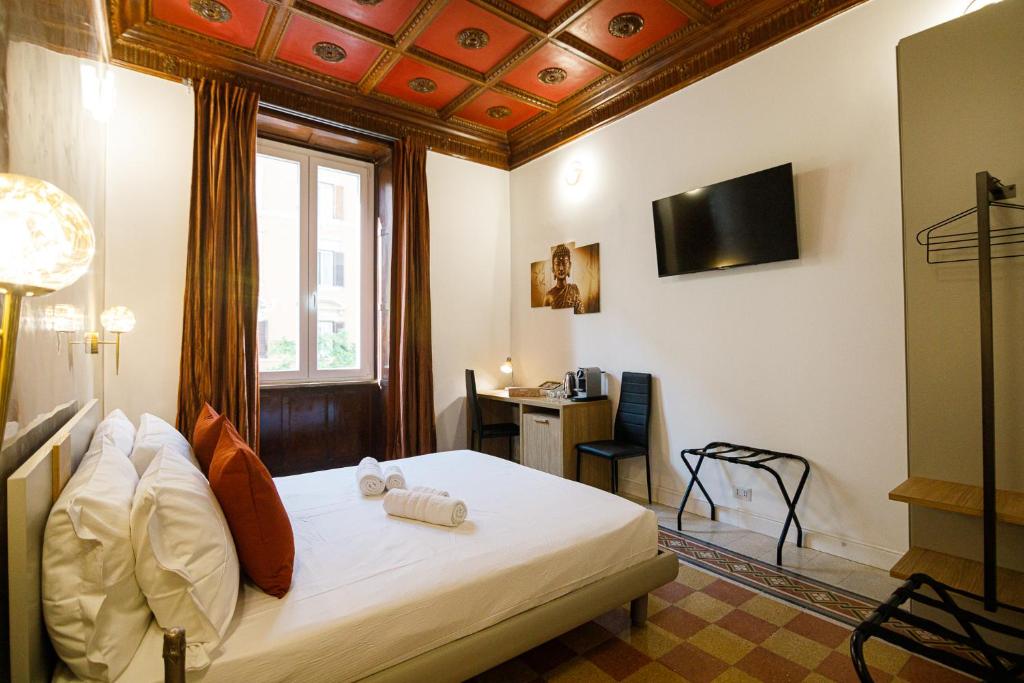 sypialnia z łóżkiem i kasetonowym sufitem w obiekcie Erreggi Luxury Rooms w Rzymie