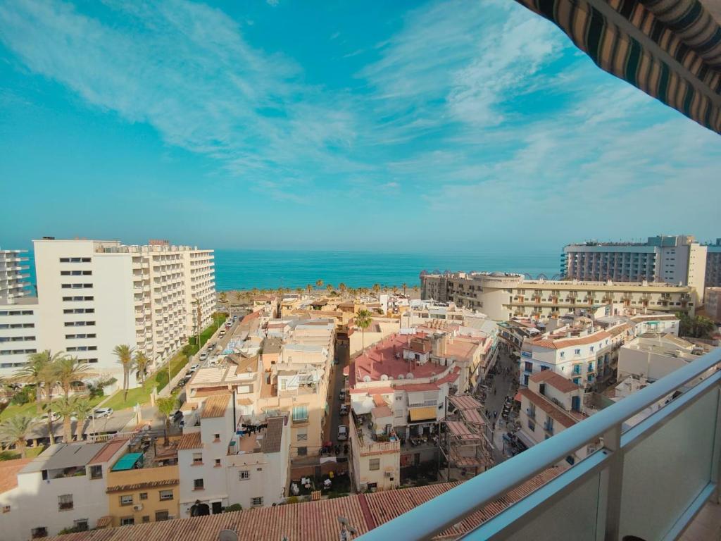 een balkon met uitzicht op de stad bij Panorama Apartment with Sea Views in Torremolinos