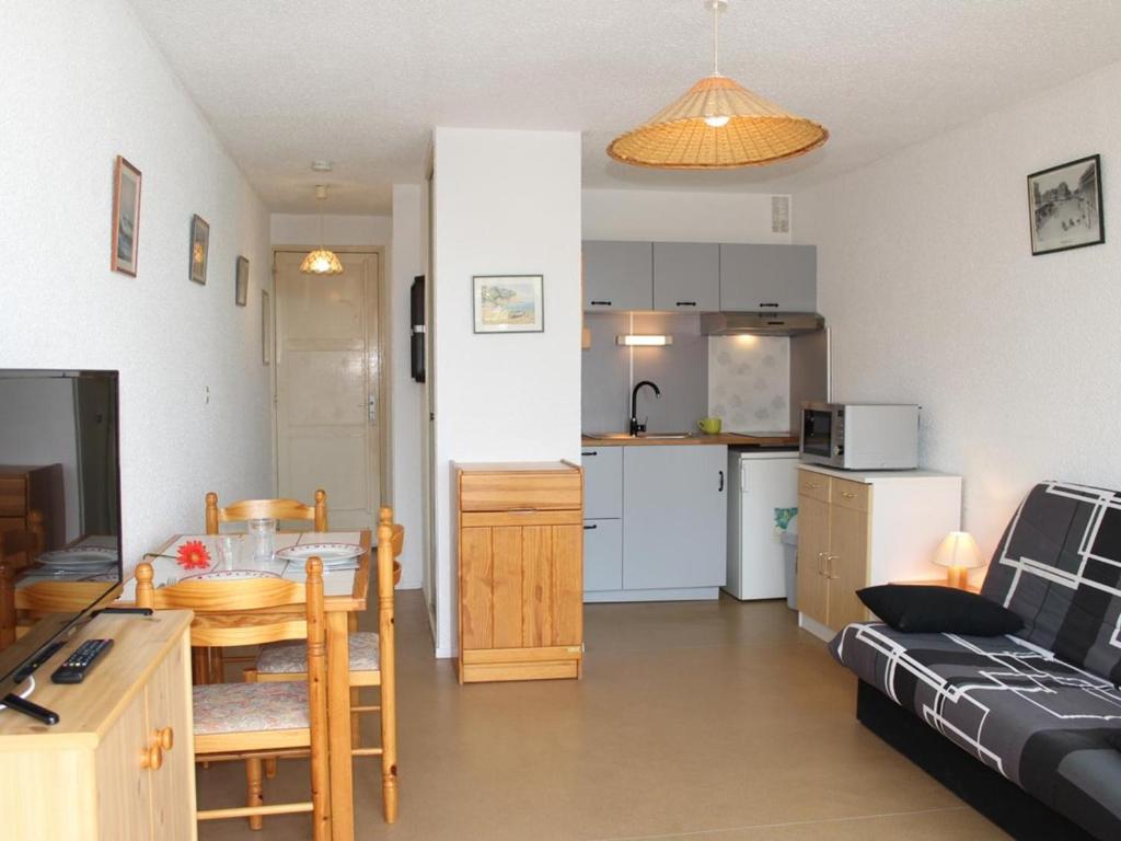 une cuisine et une salle à manger avec une table et une salle à manger dans l'établissement Studio à Gruissan, 2 couchages, piscine, proche plage et commerces - FR-1-229-106, à Gruissan