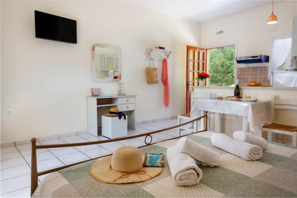 TV a/nebo společenská místnost v ubytování LIvadi Studios with Pool