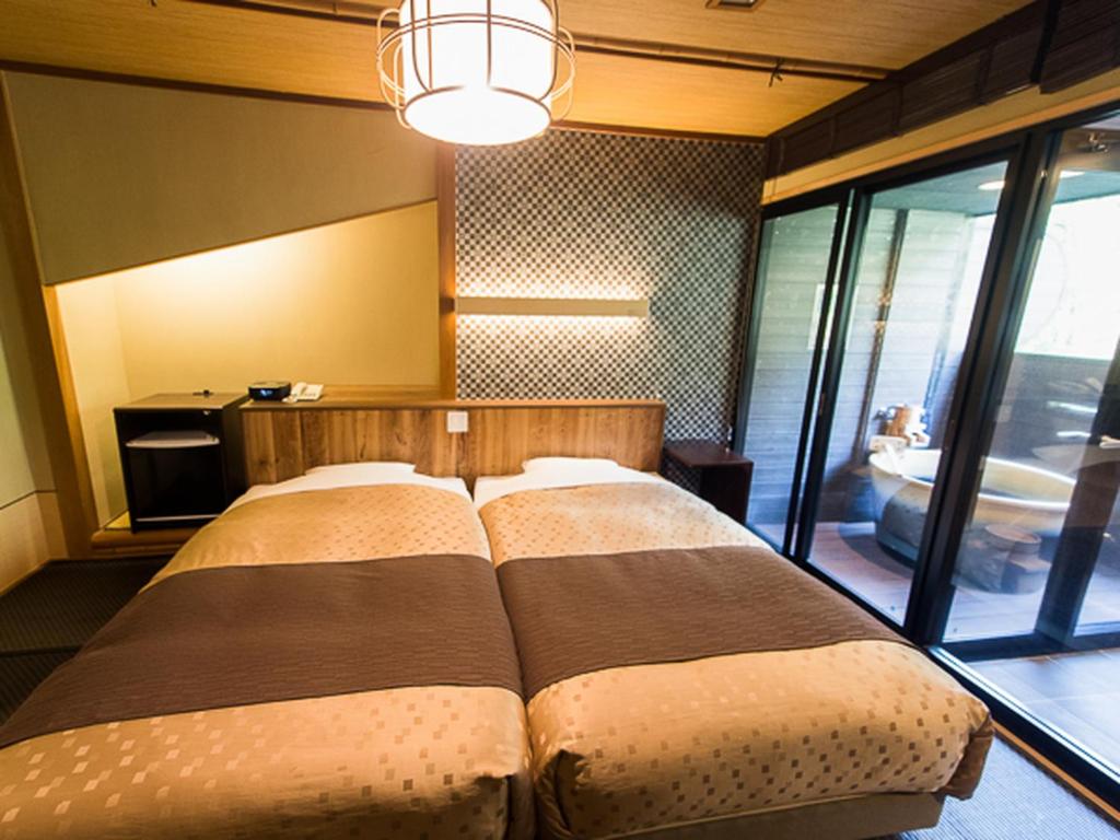 Llit o llits en una habitació de LiVEMAX RESORT Shizuoka Amagiyugashima