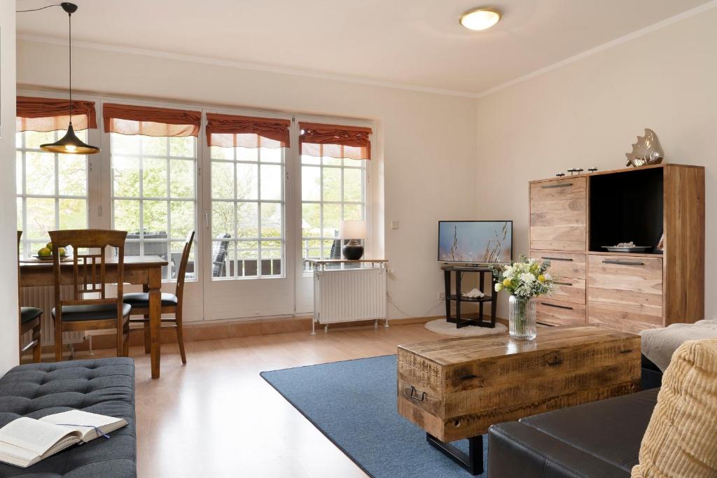 ein Wohnzimmer mit einem Sofa und einem Tisch in der Unterkunft Seepark Lindenallee Wohnung 2f-1 Waterkant Scharbeutz in Scharbeutz