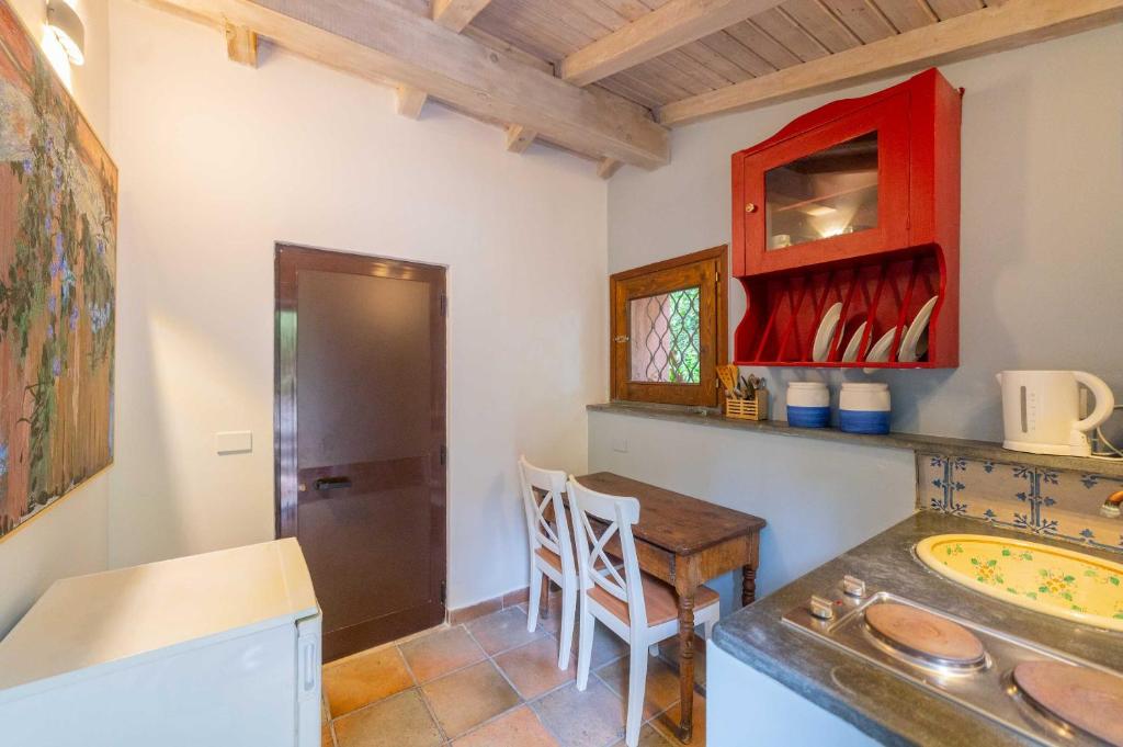 A kitchen or kitchenette at Etna Botanic Garden