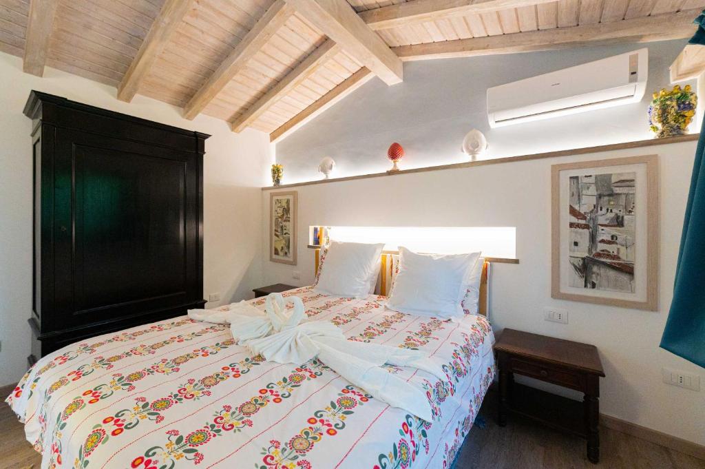 A bed or beds in a room at Etna Botanic Garden