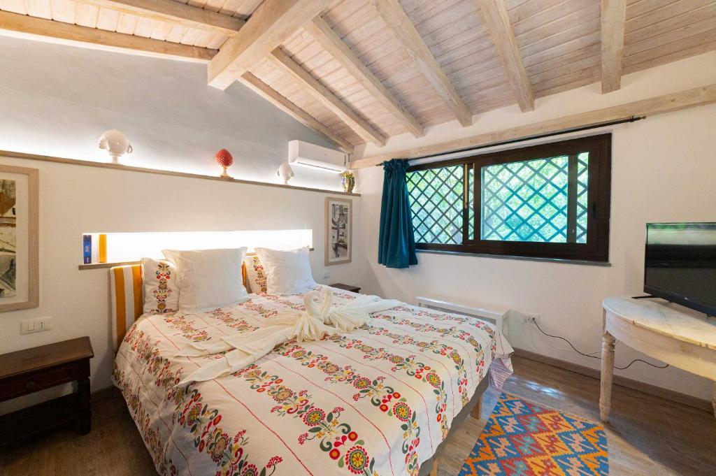 A bed or beds in a room at Etna Botanic Garden
