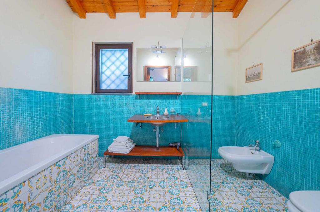 A bathroom at Etna Botanic Garden