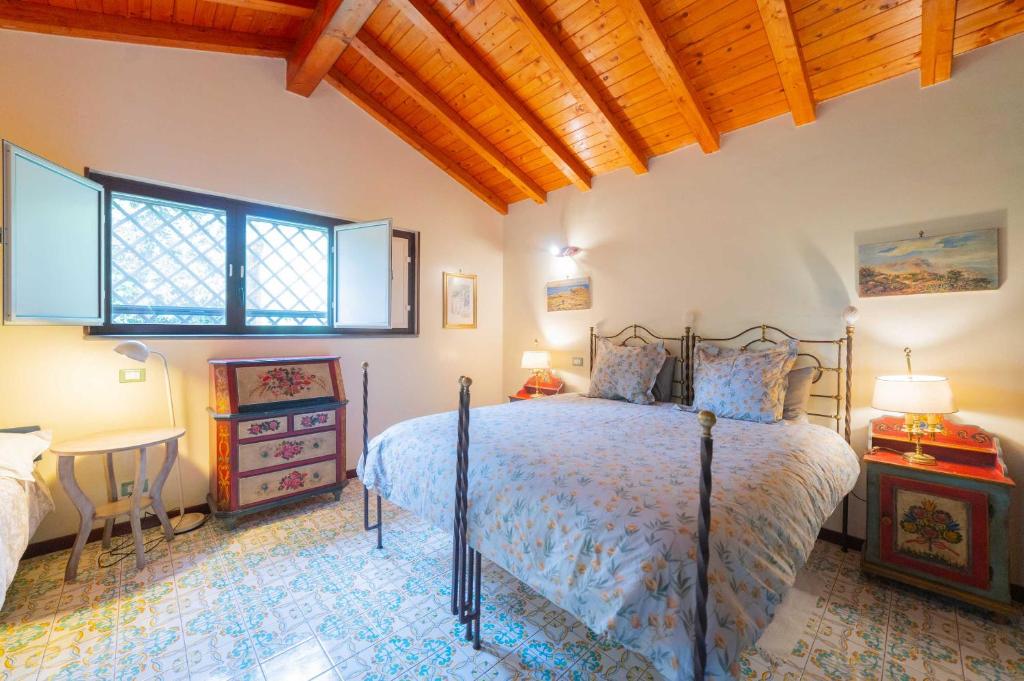 A bed or beds in a room at Etna Botanic Garden