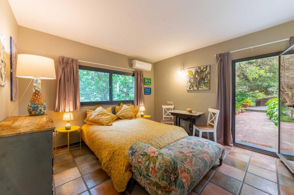 A bed or beds in a room at Etna Botanic Garden
