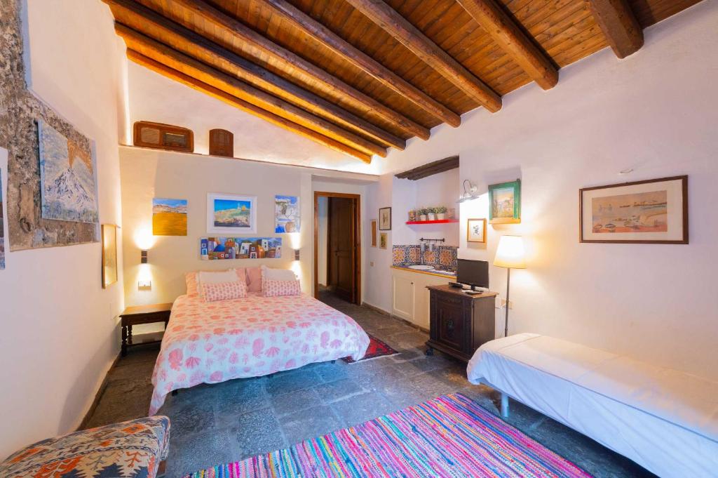 A bed or beds in a room at Etna Botanic Garden