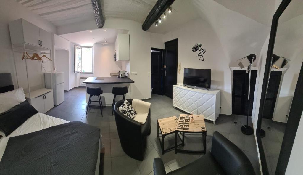 un salon avec un canapé et une table dans une pièce dans l'établissement FORVILLE APARTMENT Cannes, à Cannes