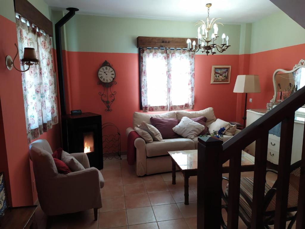 sala de estar con paredes rojas y sofá en CAMINO DE ATAPUERCA, en Castrillo del Val
