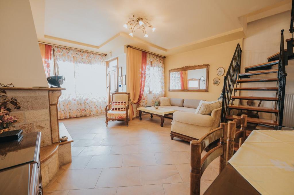 - un salon avec un canapé et une table dans l'établissement Paliouri holidays maisonette, à Paliouri
