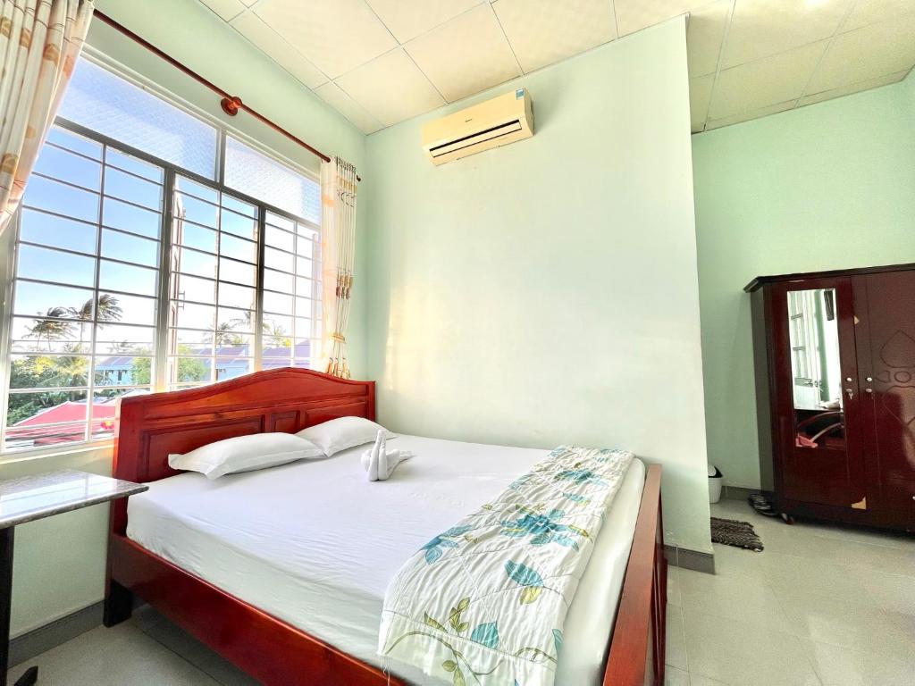 เตียงในห้องที่ Quoc Dinh Guesthouse