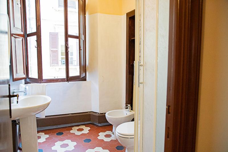 Koupelna v ubytování casa di Faustina (albergo diffuso)