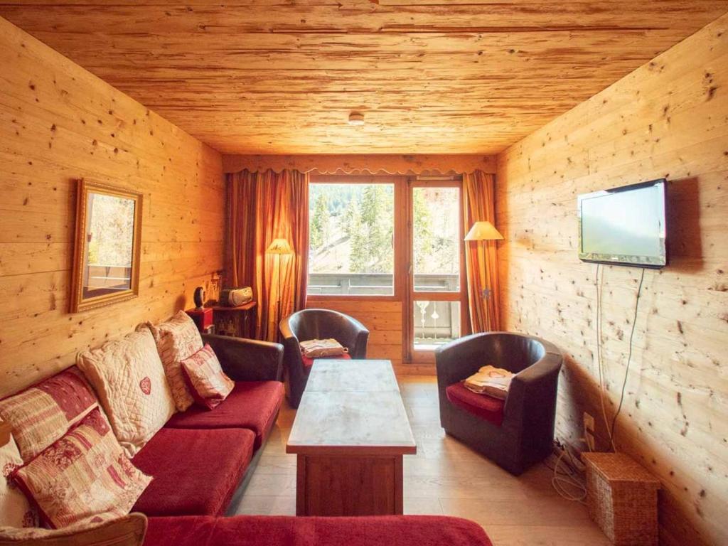 ein Wohnzimmer mit einer Couch, einem Tisch und einem Fernseher in der Unterkunft Valmorel: Appartement 3 Pièces, 6 Pers., WiFi, Balcon, Casier à Skis - FR-1-291-705 in Valmorel