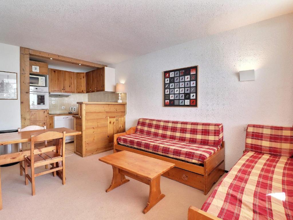 un salon avec un canapé et une table et une cuisine dans l'établissement Charmant 2 Pièces au Pied des Pistes avec Balcon Sud - Les Allues - FR-1-182-126, à Méribel