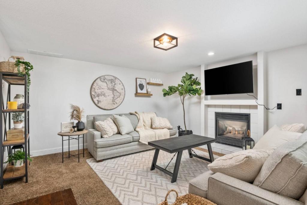 a living room with a couch and a fireplace at Travelers Getaway in Vancouver