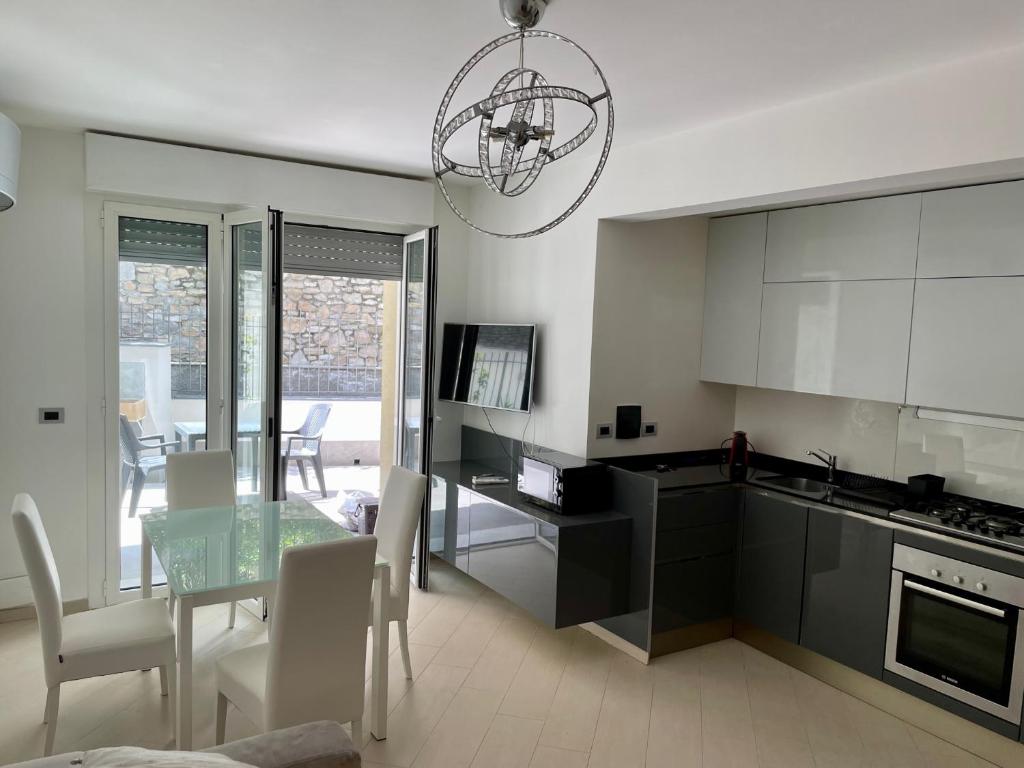 een keuken en eetkamer met een tafel en stoelen bij Santa d'aMare appartamento con terrazzo e box auto privato in Santa Margherita Ligure