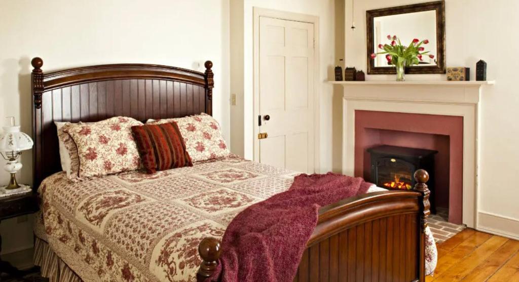 Brickhouse Inn B&B - Habitación Con Cama Grande Y Vistas Al Jardín