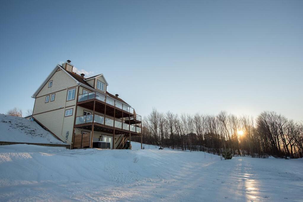 La Maison Laurentienne, Vue sur le fleuve ,Spa et Sauna v zimě